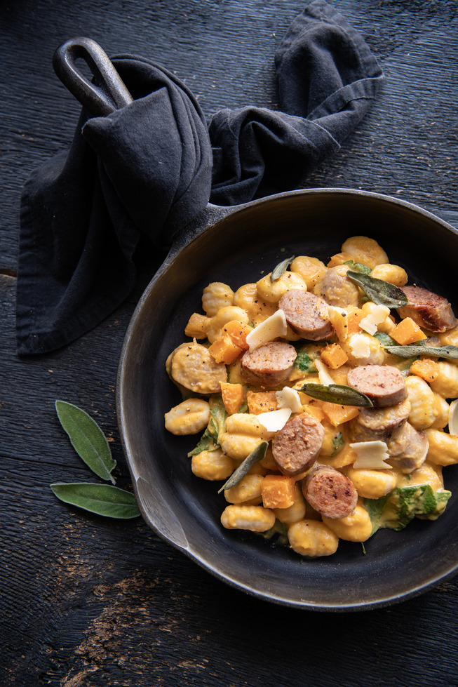 Gnocchis crémeux à la courge, saucisse grillée et sauge